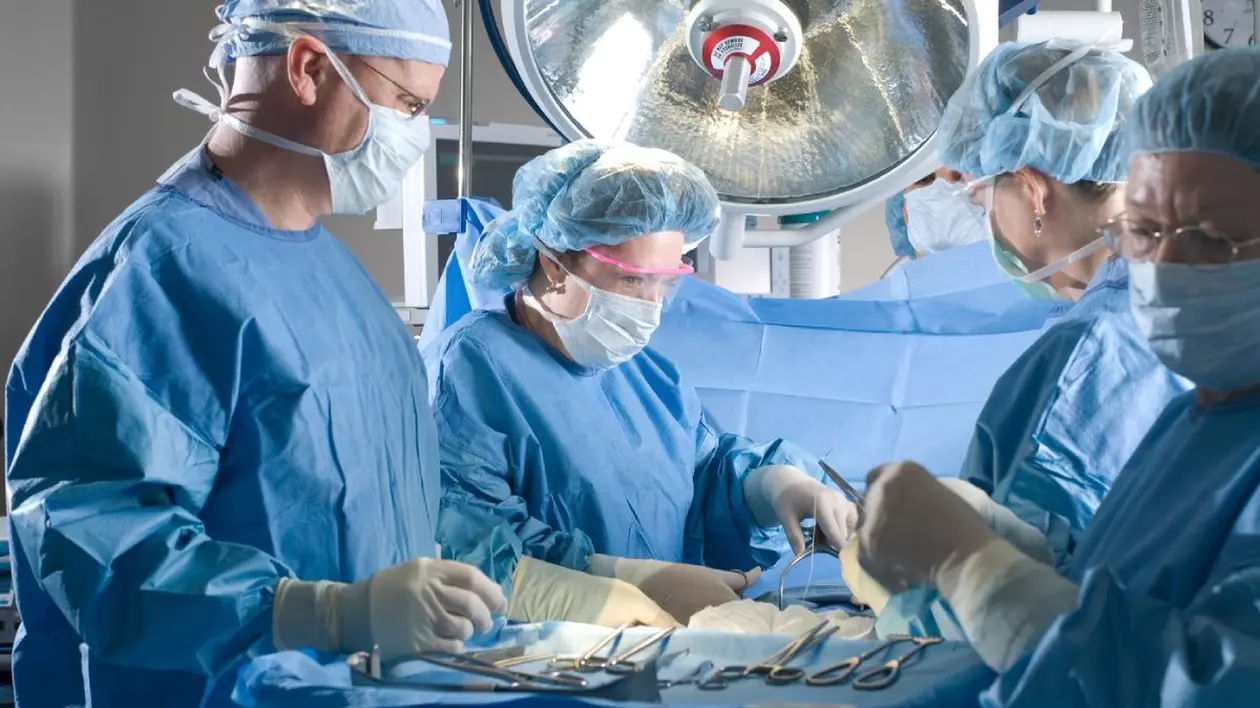 Medici și asistente în sala de operație