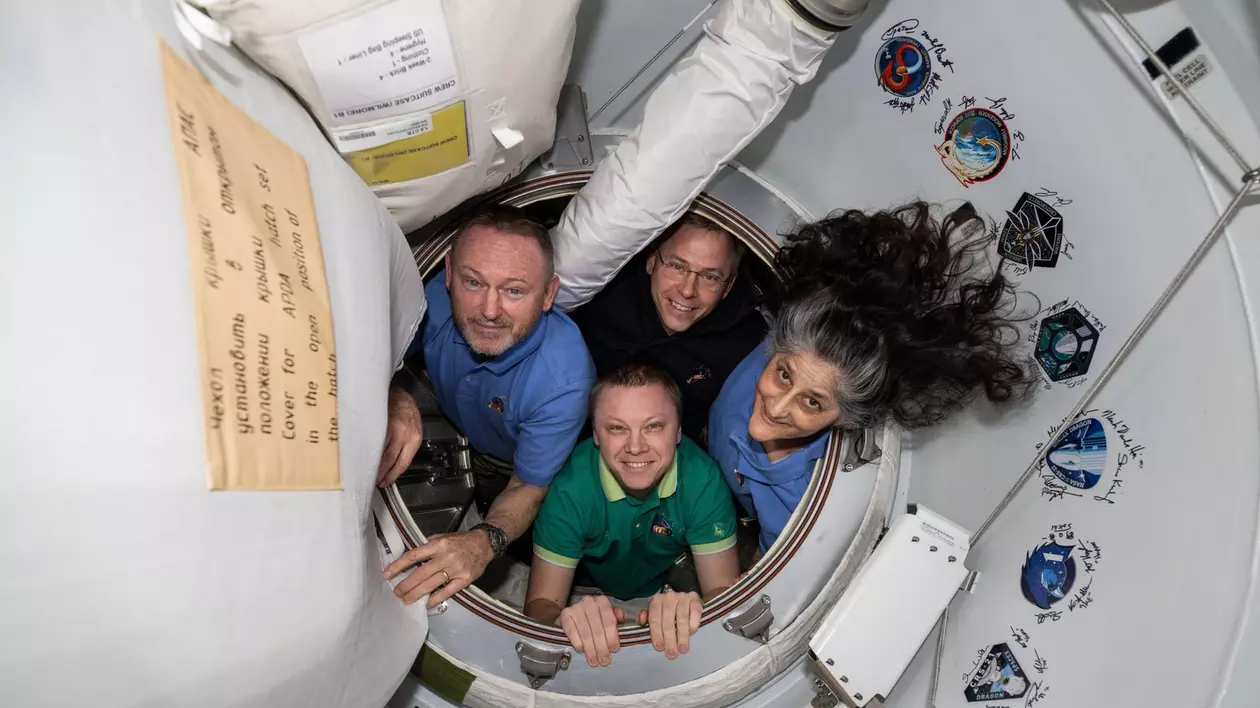 Membrii SpaceX Crew-9 de la NASA, în interiorul vestibulului dintre Stația Spațială Internațională și nava spațială a echipajului SpaceX Dragon. FOTO: Hepta.
