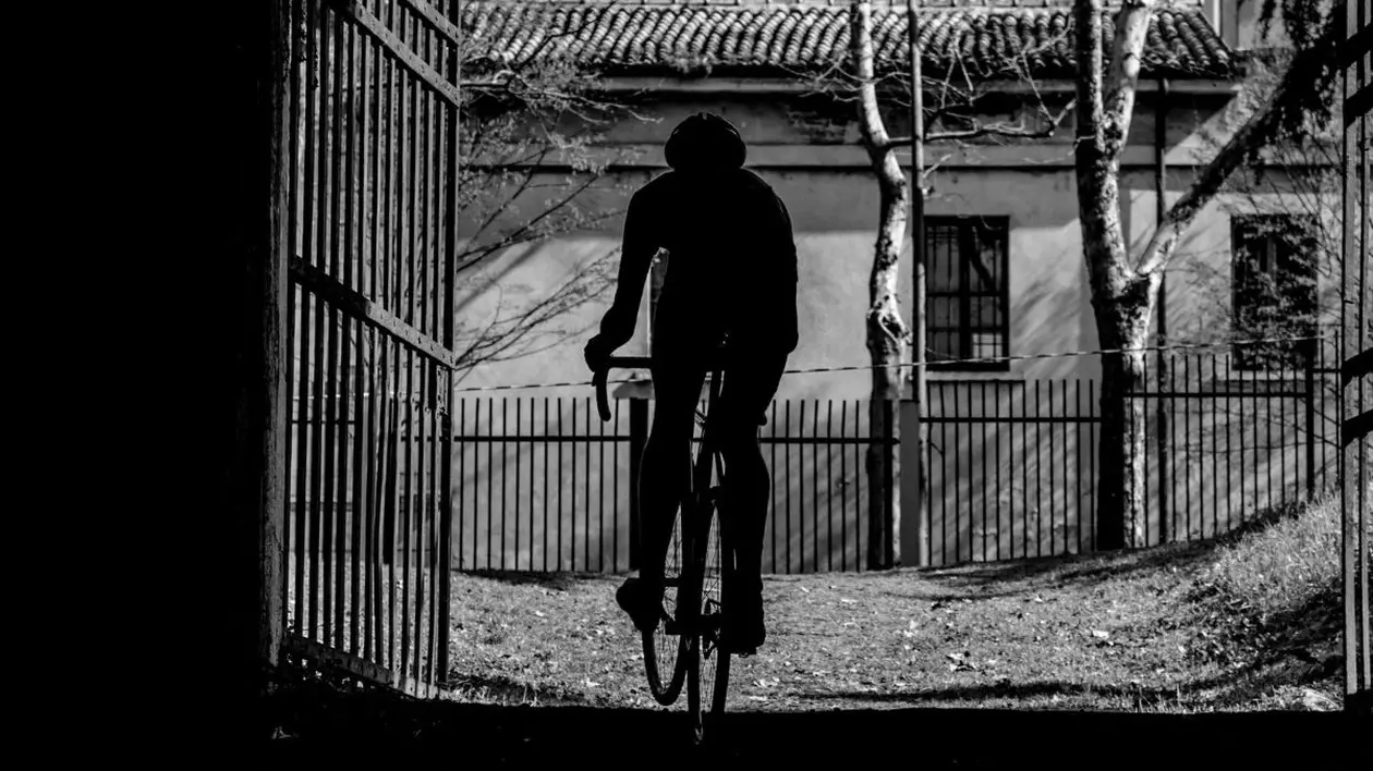 bărbat pe bicicletă