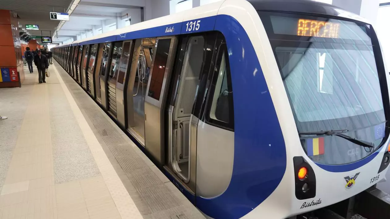 tren metrou aflat in statie, pe peron sunt cateva persoane