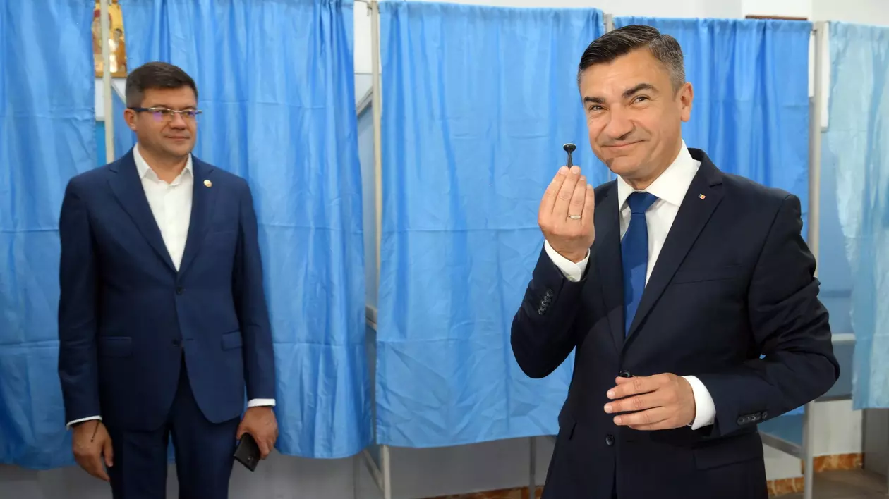 Mihai Chirica (dreapta) și Costel Alexe (stânga) au probleme penale