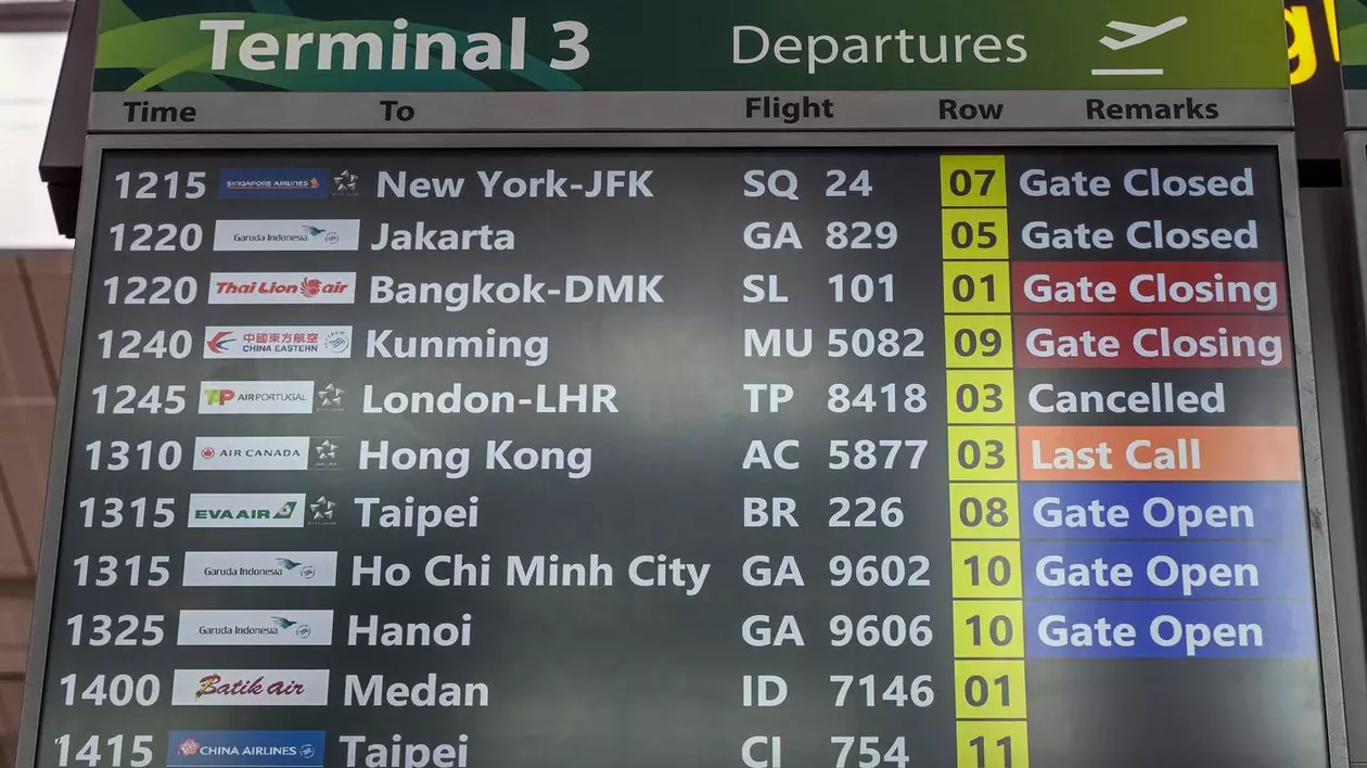 Un panou de plecare afișează zborul Air Portugal TP8418 către Londra Heathrow ca fiind anulat pe Aeroportul Changi din Singapore, la 21 martie 2025. Aeroportul Heathrow din Marea Britanie, cel mai aglomerat din Europa, a fost închis la începutul zilei de 21 martie