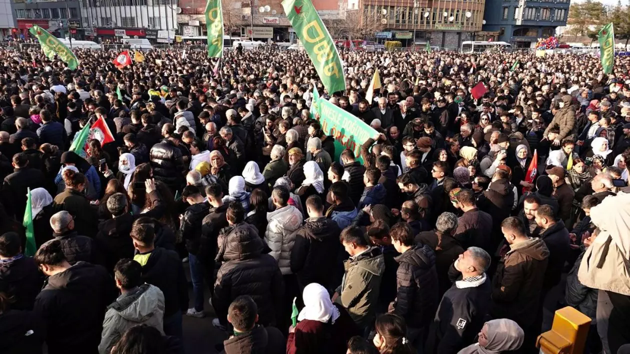 Mii de oameni sunt în stradă, cu steaguri, în Turcia, după ce liderul PKK Abdullah Ocalan a cerut organizației sale să depună armele