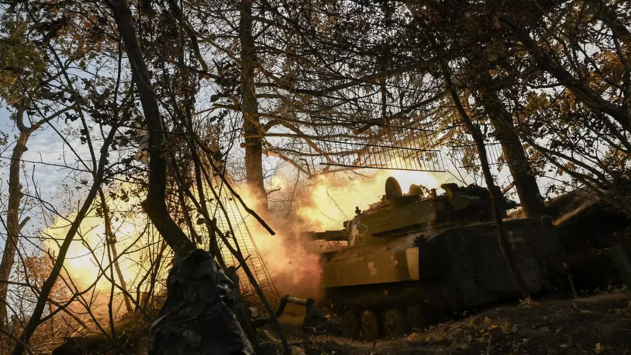Militarii ucraineni trag cu un sistem de artilerie autopropulsat 2S1 „Gvozdika” în timpul unei poziții de baterie de artilerie pe 21 octombrie 2022, în regiunea Donețk din Ucraina.