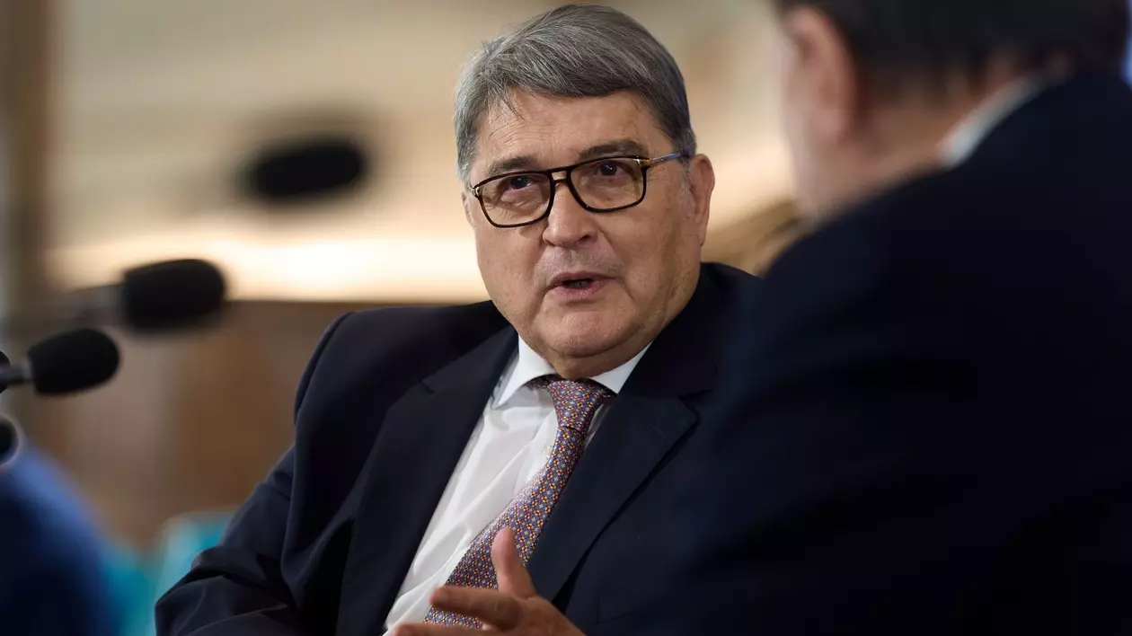 Ministrul de Externe, Emil Hurezeanu