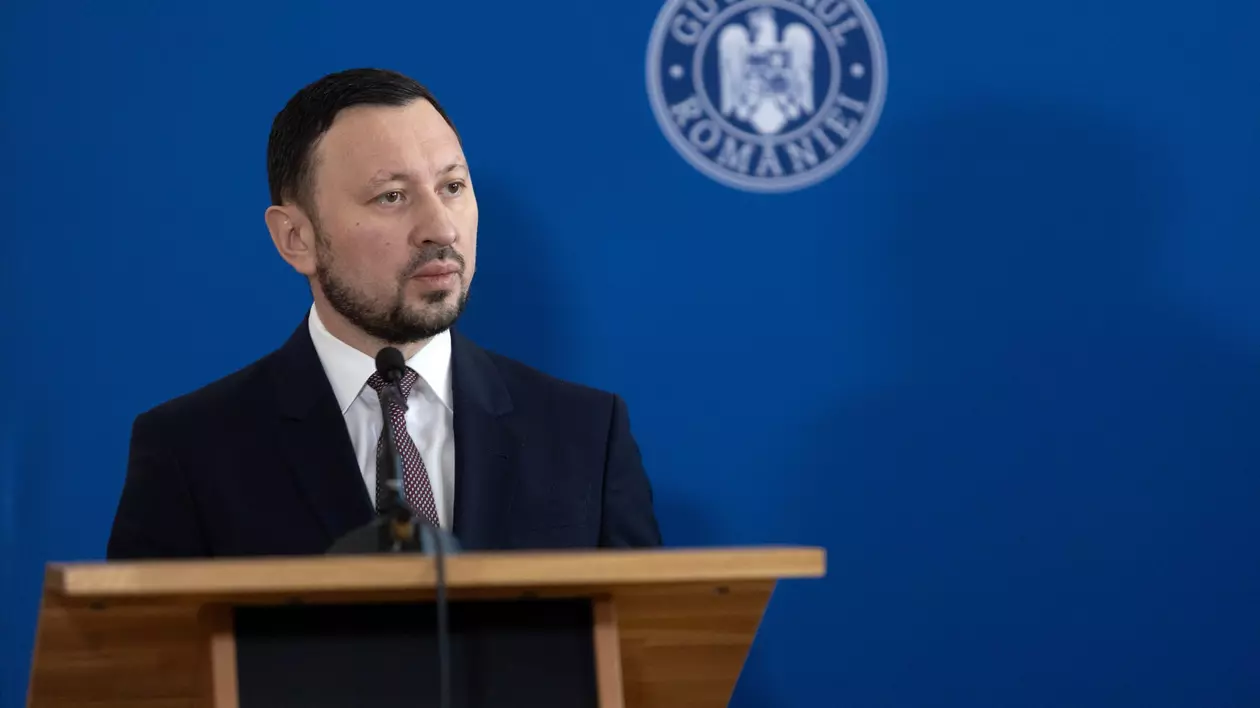Mircea Fechet surprins în timp ce vorbește, după o întâlnire de lucru desfășurată la sediul MADR, în București - 11 februarie 2025.