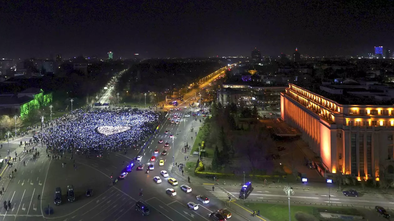Momentul coregrafiei realizate de participantii la mitingul EuRo Manifest în Piaţa Victoriei