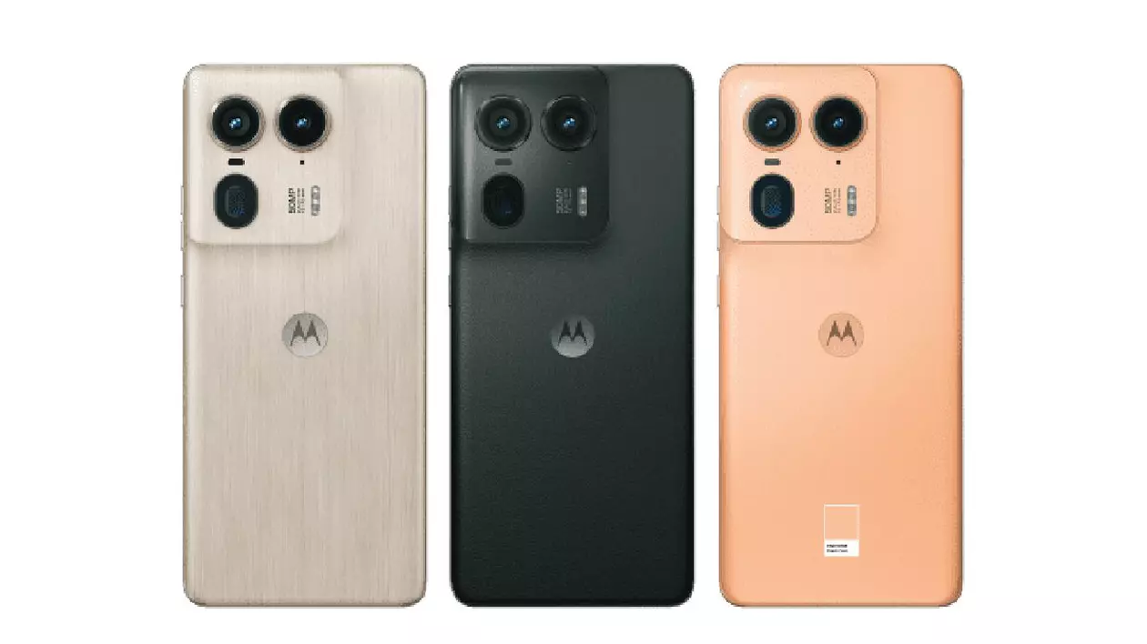 Trei telefoane Motorola edge50, de culori crem, negru și piersică, așezate cu spatele spre cameră, unele lângă celelalte.