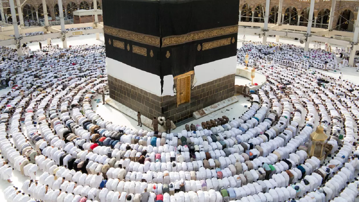 Ce este Eid-ul – ce semnifică pentru musulmani această sărbătoare - Imagine cu numeroşi musulmani care se roagă în jurul sanctuarului Kaaba de la Mecca