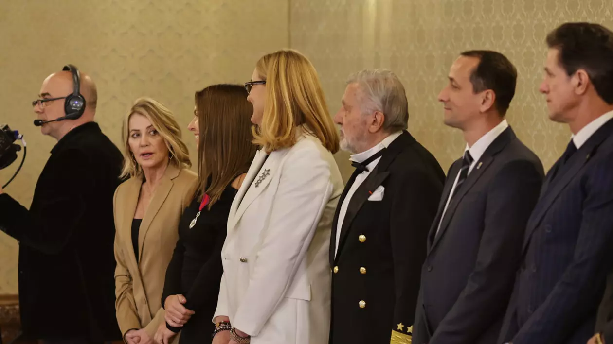 Cum s-au îmbrăcat Simona Halep și Nadia Comăneci la ceremonia de decorare a lui Gică Hagi. Cele două sportive au stârnit admirația tuturor
