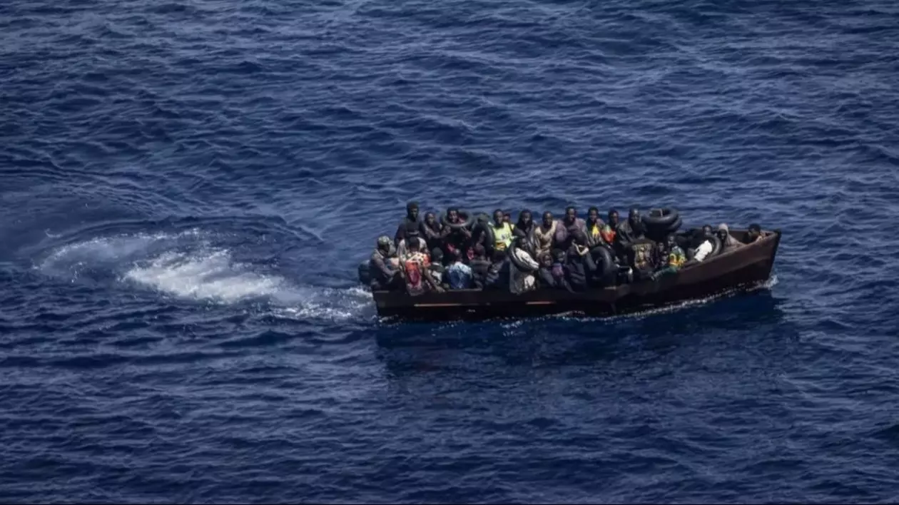 Navă plină până la refuz cu migranți care vor să ajungă în zone favorzate ale Europei