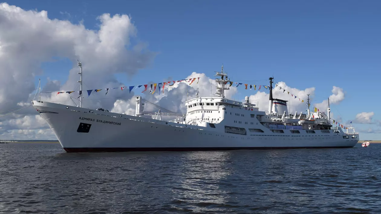 Nava de cercetare oceanografică Amiral Vladimirski este văzută în rada Kronstadt înaintea uneii parade militare. FOTO: Hepta.