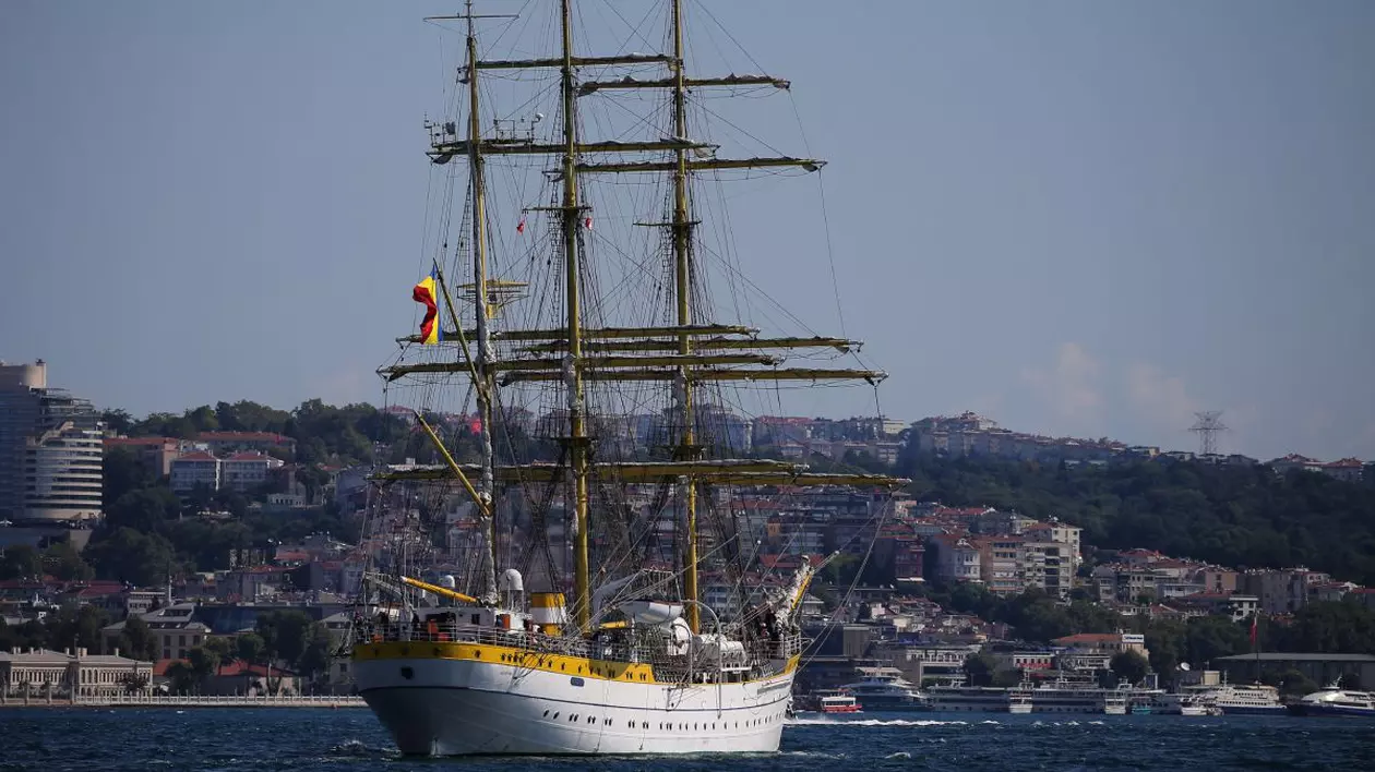Nava Școală Mircea, în plan îndepărtat, la Istanbul, în Turcia