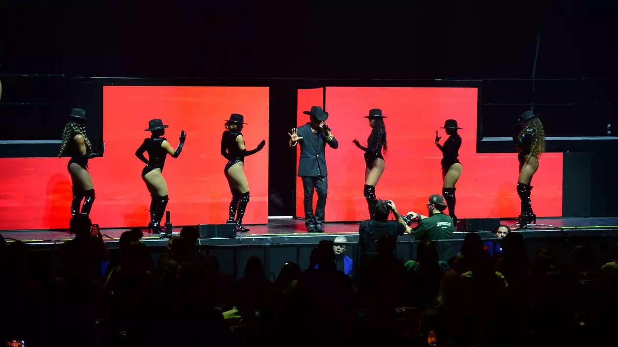 NE-YO se laudă că are patru iubite