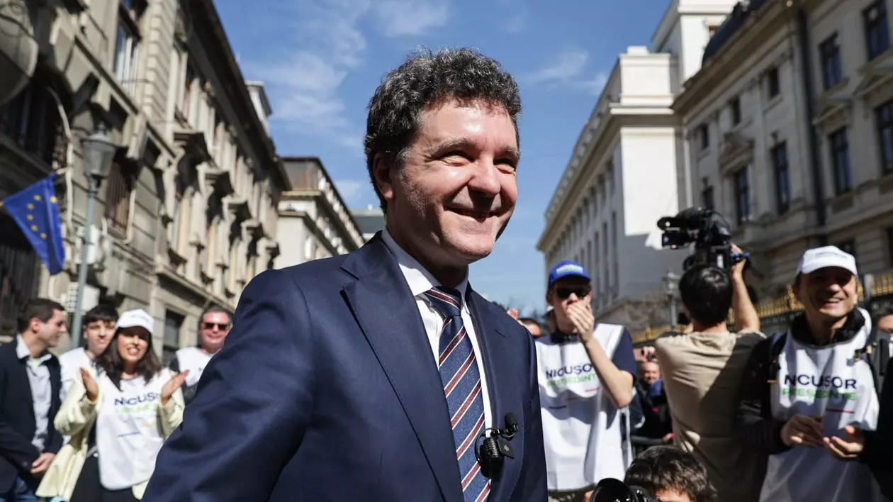 Nicușor Dan fotografiat în timp ce zâmbește, după ce și-a depus candidatura la alegerile prezidențiale 2025.