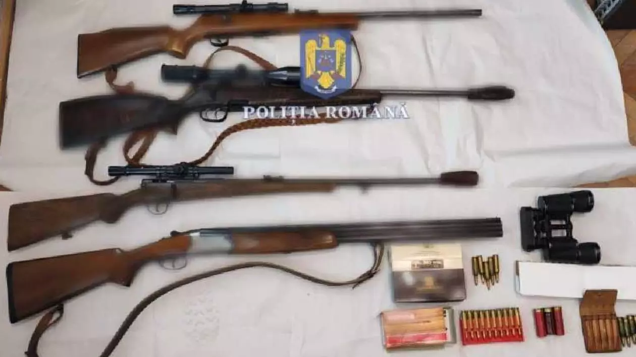 mai multe arme, puști, cartușe, pe un cearceaf alb
