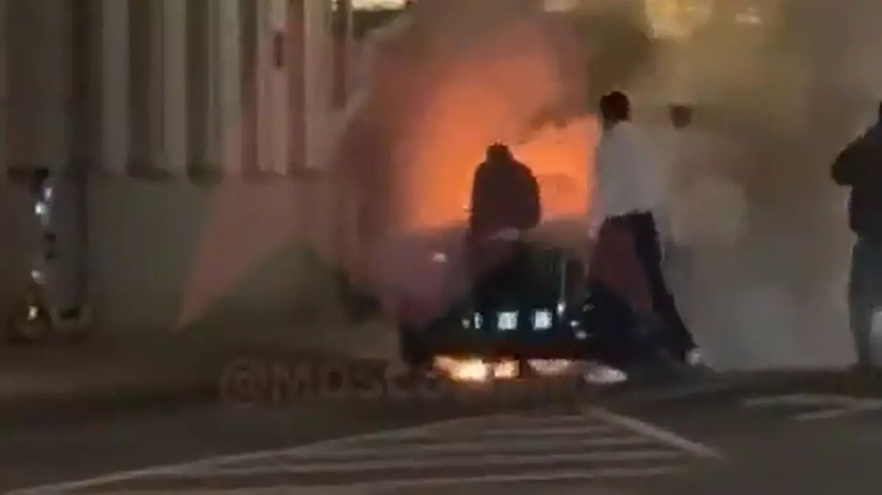O limuzină de la Kremlin a explodat pe o stradă din Moscova. FOTO: Express.uk