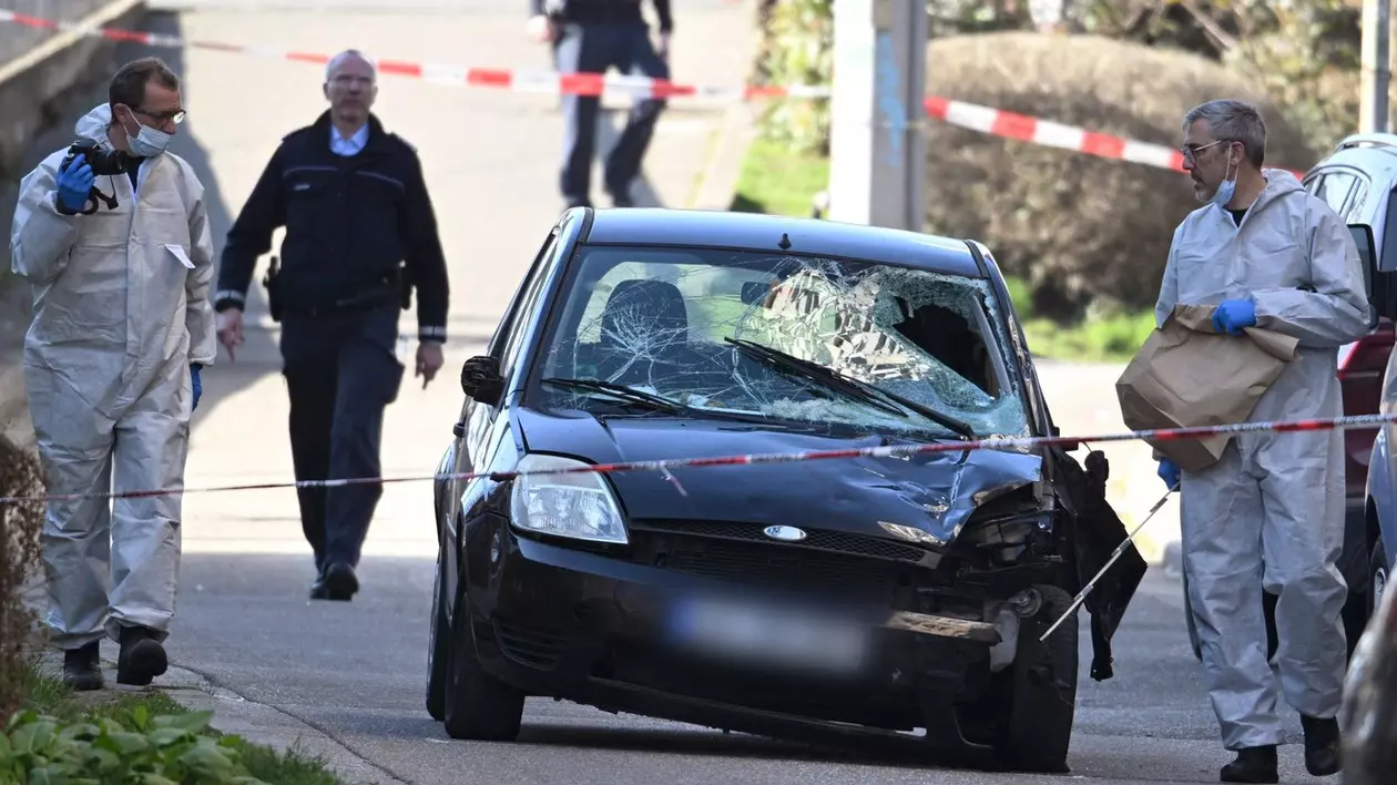 Baden-Württemberg, Mannheim, Germania: Ofițerii criminaliști examinează un vehicul avariat pe un drum de acces către podul Rinului după un incident în care a fost implicată o mașină în centrul orașului Mannheim, soldat cu cel puțin un mort și mai mulți răniți