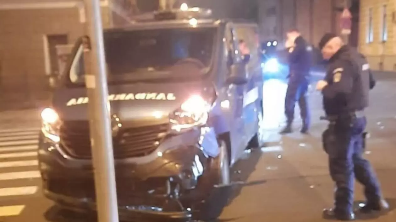 O mașină a Jandarmeriei Cluj, proiectată într-un stâlp de o șoferiță. FOTO: Info Trafic Cluj