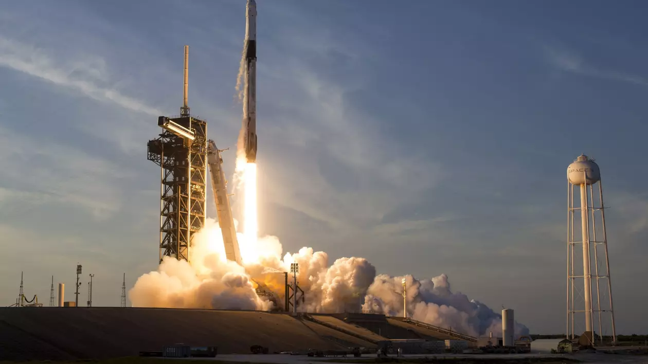 O rachetă SpaceX Falcon 9 care transportă capsula Crew Dragon Endurance decolează din Centrul Spațial Kennedy al NASA. FOTO: Hepta