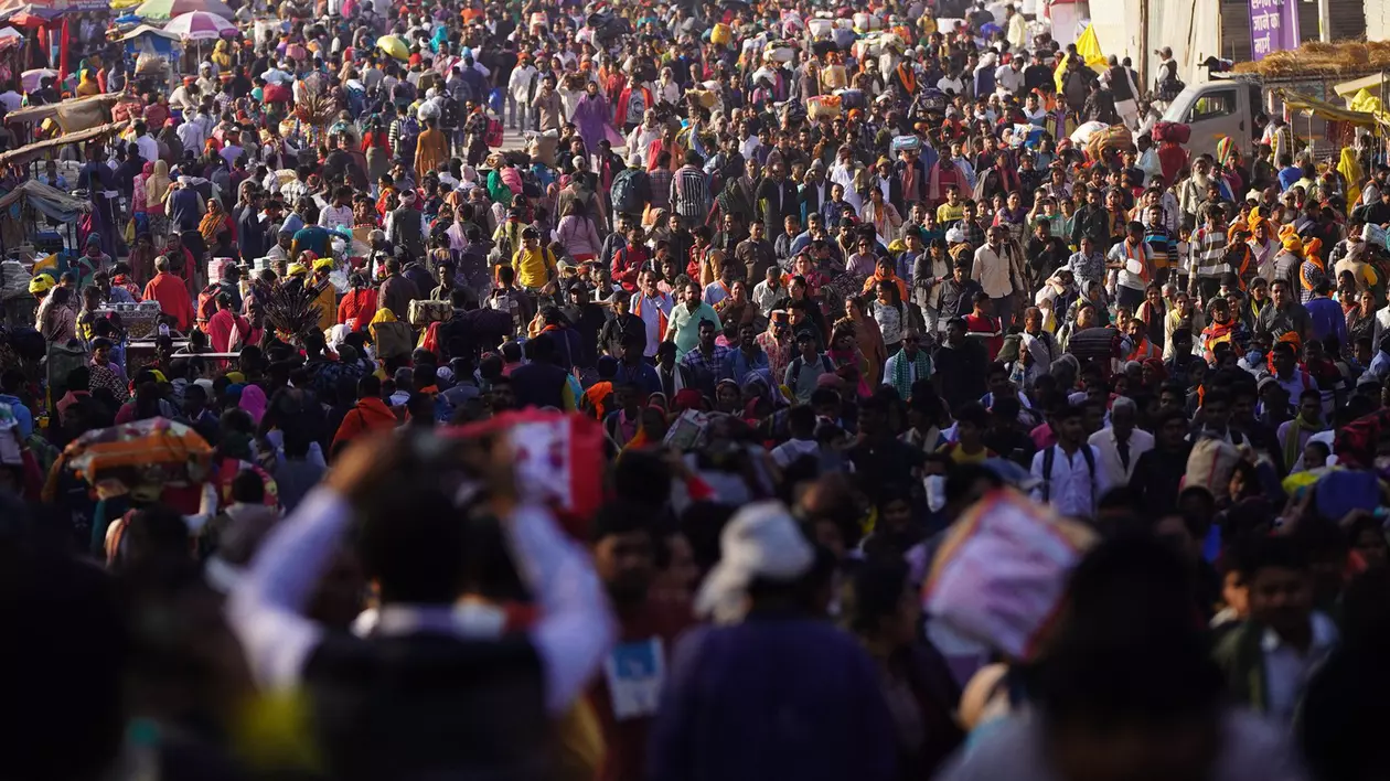 O vedere a mulțimii în timp ce pelerinii hinduși participă la festivalul Maha Kumbh Mela, India. FOTO: Profimedia.