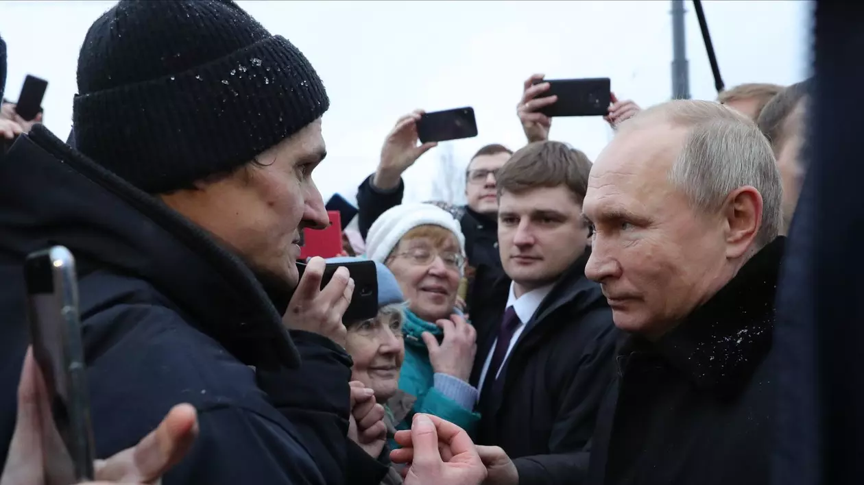 Oamenii care îl păzesc pe Putin nu îl pierd din ochi nicio secundă. FOTO: Profimedia.