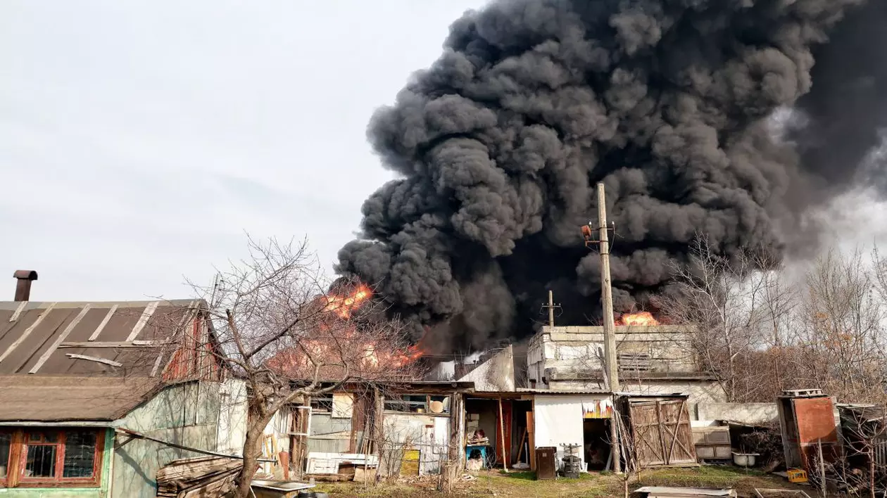 O coloană de fum negru gros se ridică deasupra locului incendiului provocat de atacul unei drone rusești, Odesa, Ucraina, pe 11 martie