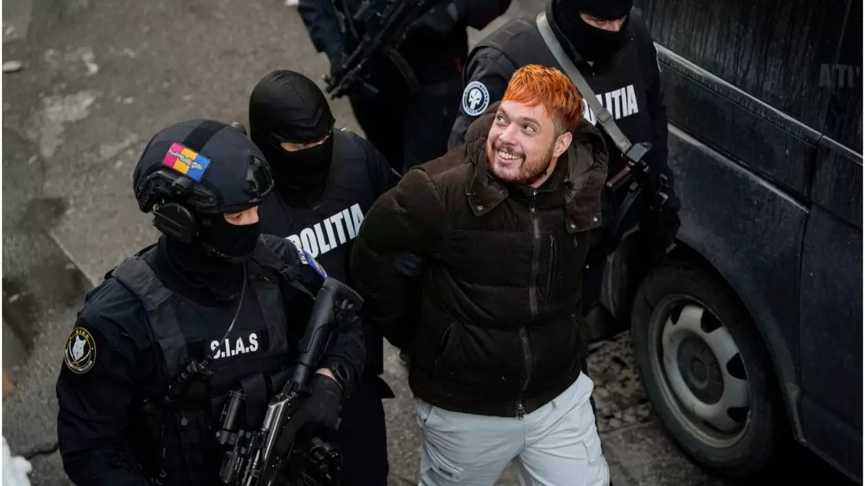 Ofițerii de poliție îl escortează pe Mohamed Amra, 23 februarie 2025, după arestarea sa cu o zi înainte.