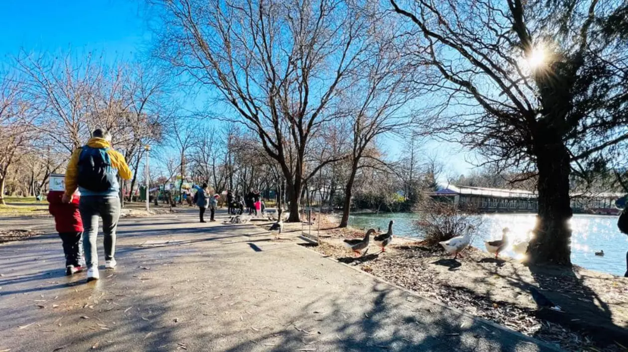 Părinți la plimbare cu copiii în Parcul Tineretului. FOTO: Facebook/Nicușor Dan