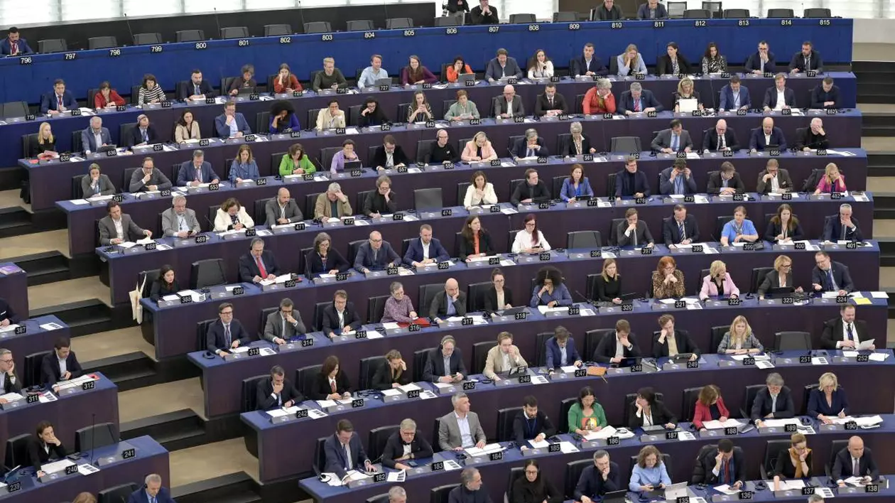 membri ai parlamentului european in timpul unei conferinte