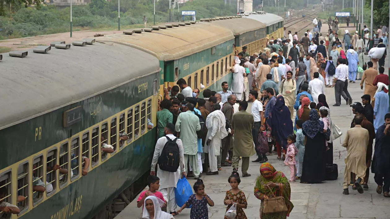 Pasageri pakistanezi se urcă în tren. Imagine cu caracter ilustrativ. FOTO: Hepta