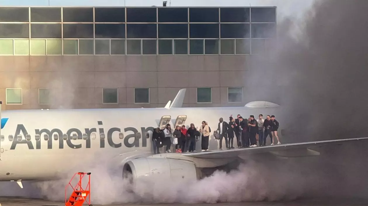 Pasageri scoși pe aripă după ce a luat foc motorul unui avion American Airlines, 13 martie 2025