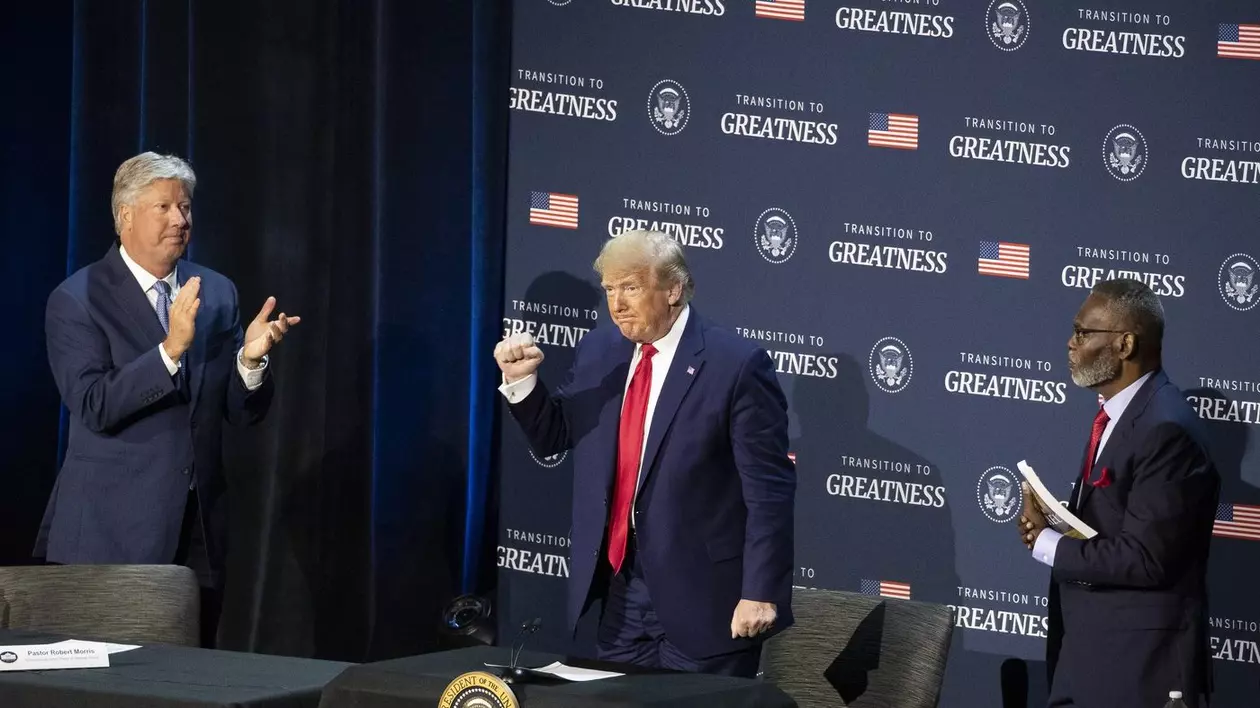 Pastorul Robert Morris (stânga) îl aplaudă pe Donald Trump (centru) Foto: Profimedia