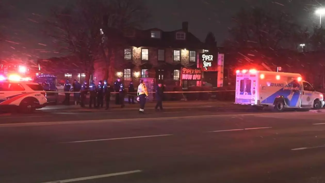 Ofițeri de poliție în fața unui pub din Scarborough în urma unei împușcături de vineri, 7 martie 2025. (Jacob Estrin/CTV News Toronto)