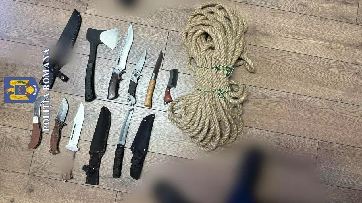 Acestea au fost ridicate în vederea continuării cercetărilor și dispunerea măsurilor legale. În cauză, polițiștii au întocmit dosar penal sub aspectul săvârșirii infracțiunii de portul sau folosirea fără drept de obiecte periculoase.