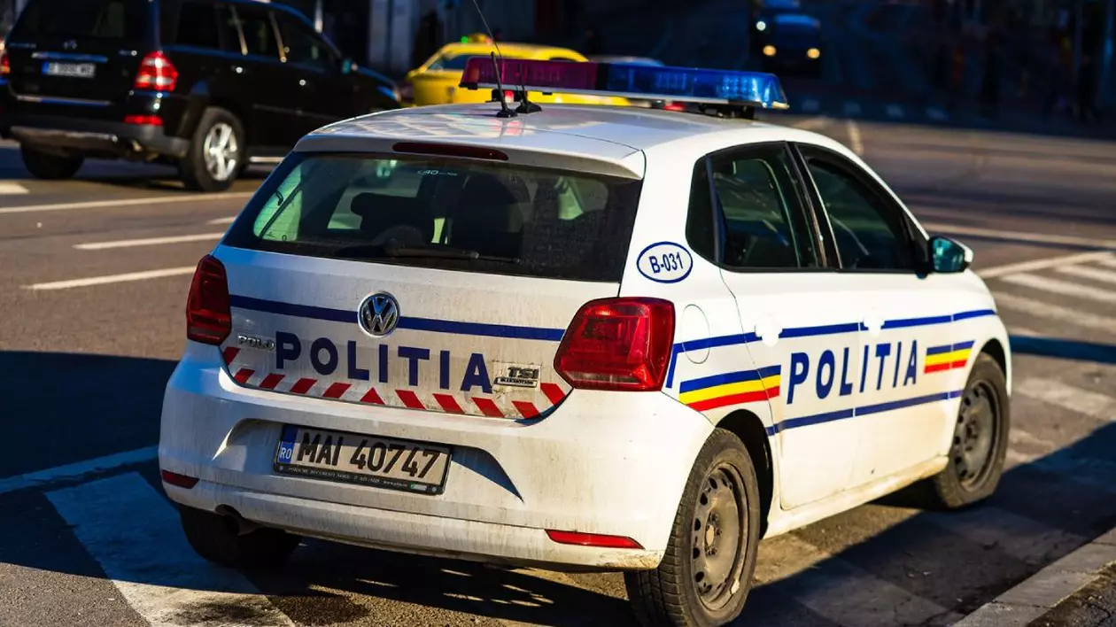 Imagine creativă cu o mașină de Poliție, fotografiată din spate, în timp ce este parcată pe o stradă din București