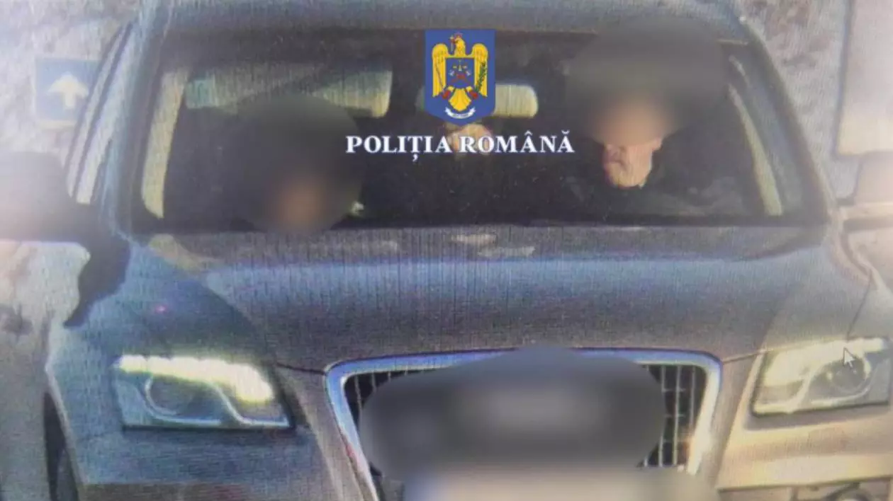 masina neagra surprinsa de politia romana in timp ce circula cu viteza peste limita. in masina se pot observa doua persoane