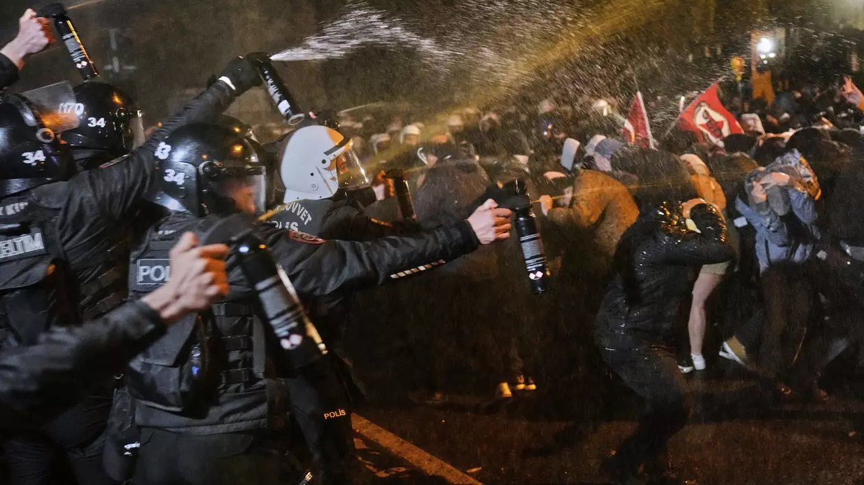 Polția a folosit spray cu piper în timpul confruntărilor cu oamenii care protestează împotriva arestării primarului Istanbulului. FOTO: Profimedia.