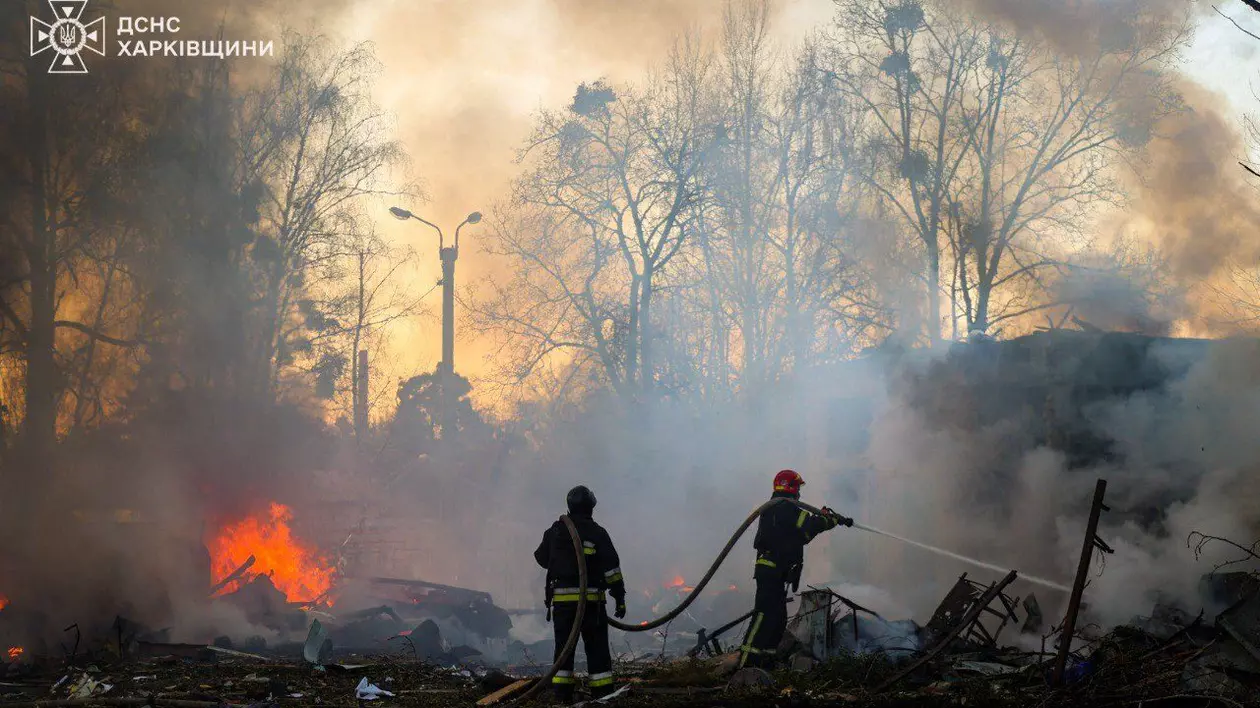 Pompieri surprinși în timp ce sting un incendiu în Harkov.