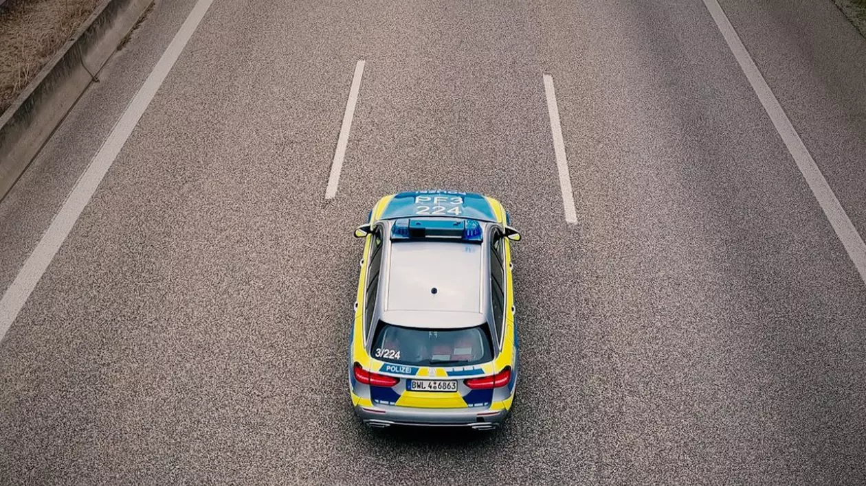 mașină de poliție din Pforzheim aflată pe banda din mijloc a unei autostrăzi