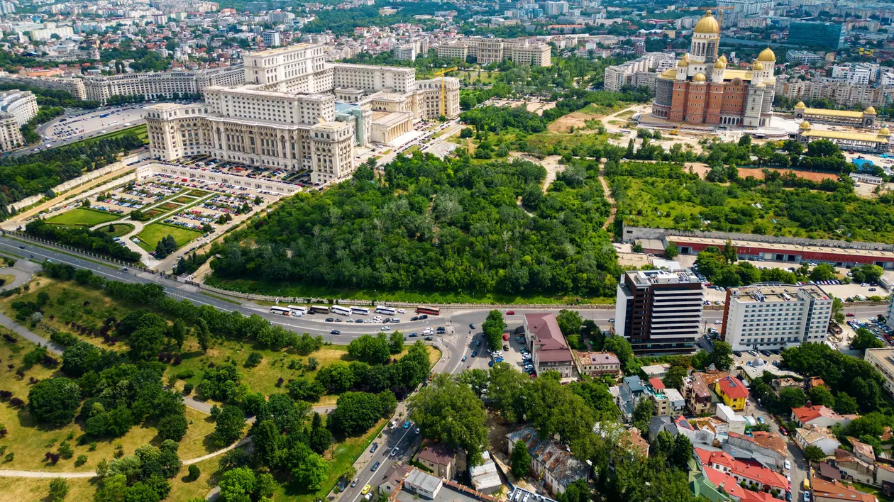 Poză cu orașul București realizată din aer, cu drona