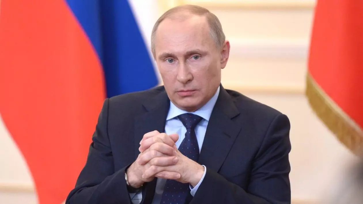 Președintele rus Vladimir Putin stă cu mâinile împreunate și vorbește în timpul unei presei Martie 2025, Moscova