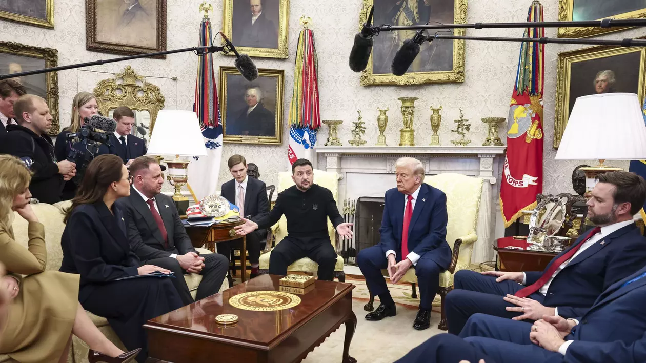 Președintele ucrainean Volodimir Zelenskii vorbește în timpul unei întâlniri cu președintele SUA Donald Trump în Biroul Oval al Casei Albe