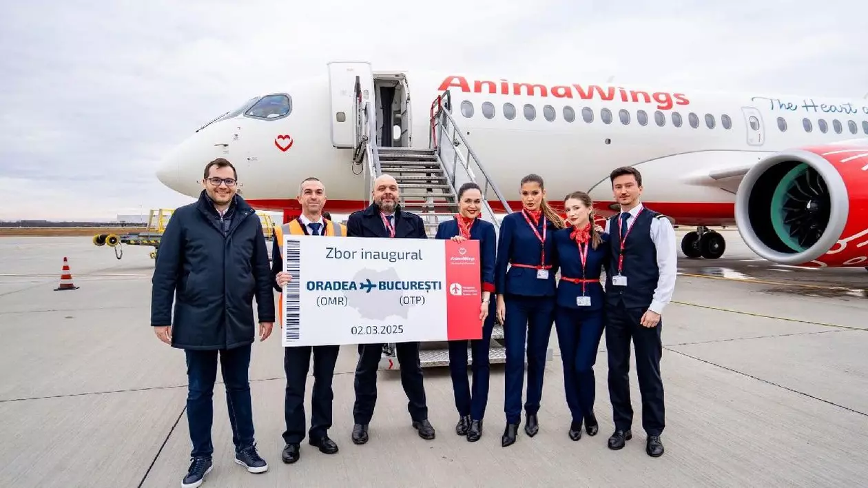 Mai multi oameni se pozează în fata unui avion, Aeroport Oradea