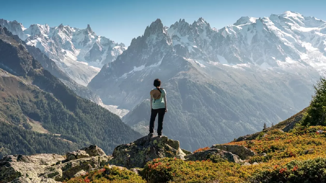 Munții Alpi – curiozități despre cei mai înalţi munţi din Europa - Imagine cu o femeie care priveşte către Vârful Mont Blanc