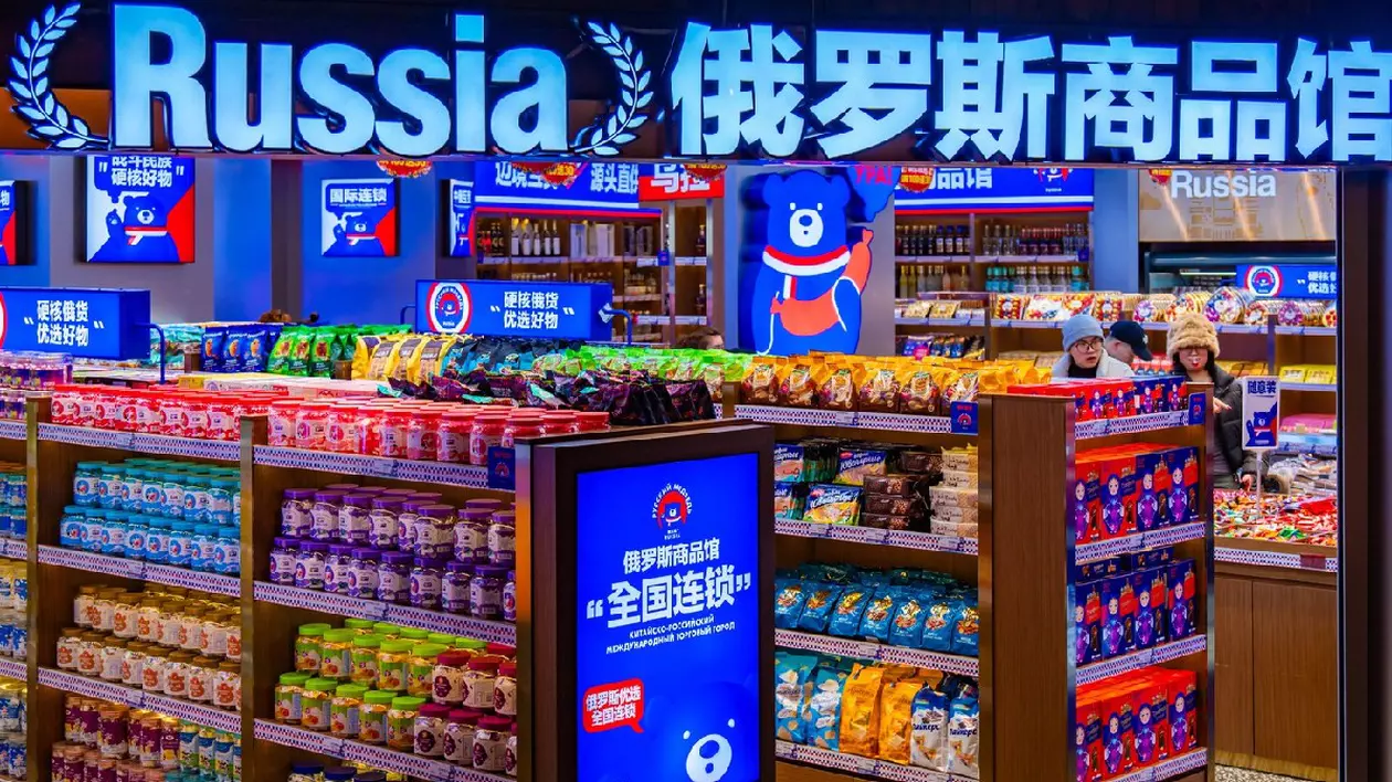 Oamenii fac cumpărături într-un magazin care vinde produse rusești în municipalitatea Chongqing din sud-vestul Chinei sâmbătă, 18 ianuarie 2025.