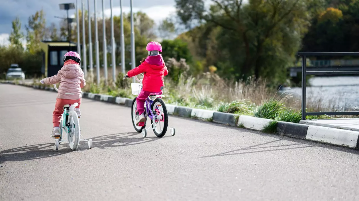 Copii care se plimbă pe bicicletă în parc