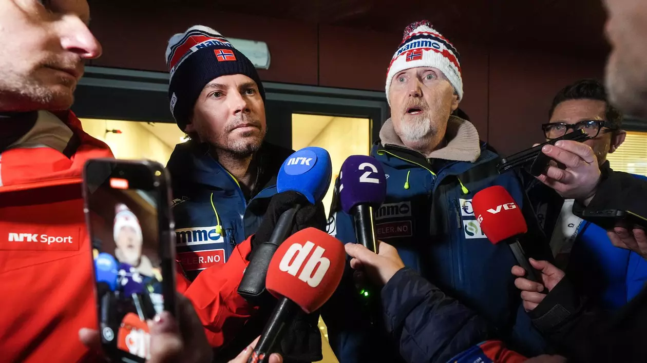 Antrenorul echipei naționale norvegiene de sărituri cu schiurile Magnus Brevig (stânga) și directorul sportiv Jan-Erik Aalbu dau o declarație după ce a fost descoperită frauda. FOTO: Profimedia