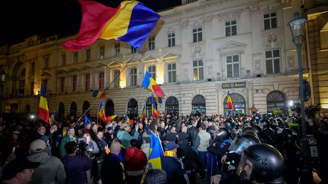 Zeci de sustinatori ai candidatului independent la presedintie, Calin Georgescu, protesteaza dupa ce au aflat ca a fost invalidata candidatura acestuia la alegerile prezidentiale, in fata Biroului Electoral Central, duminica, 9 martie 2025.