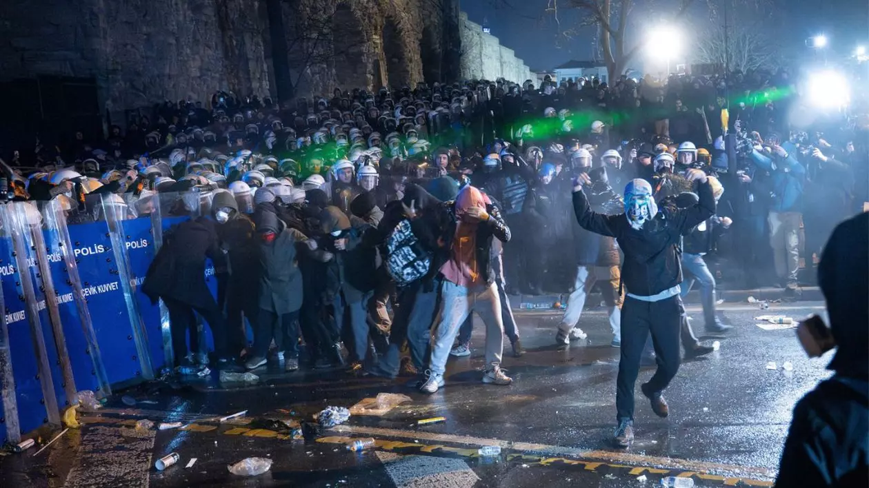 Manifestanți în fața faimosului apeduct din Istanbul după un marș de protest în sprijinul primarului Ekrem Imamoglu, primarul municipalității metropolitane din Istanbul, reținut, în Istanbul, Turcia, pe 21 martie 2025